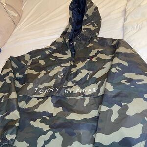 Tommy Hilfiger Men's Green Camouflage Windbreaker